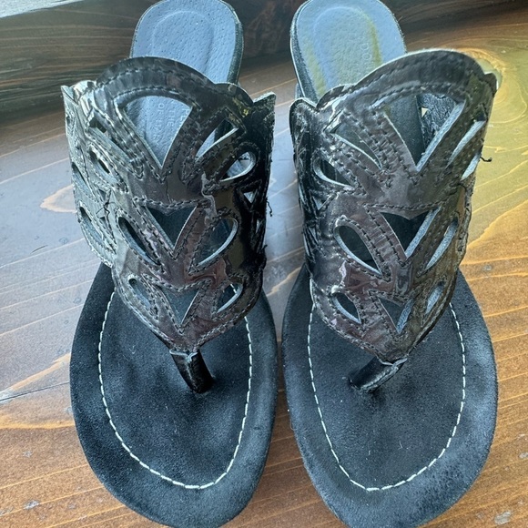 Donald Pliner Gustav Black Patent Leather Wedge Sandals Thong 6 heel cutout - Picture 7 of 9